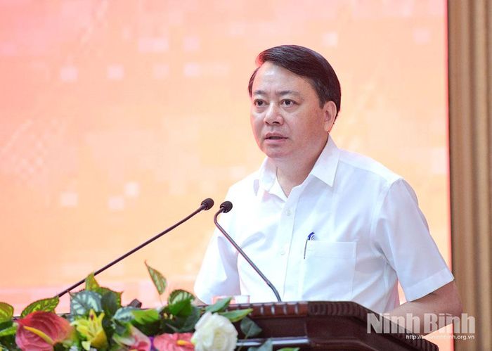 Đồng chí Phạm Hồng Sơn, Tỉnh ủy viên, Giám đốc Sở Công thương giải trình các ý kiến của đại biểu.