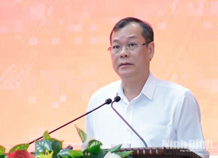 Đồng chí Lê Quốc Chỉnh, Phó Bí thư Tỉnh ủy, Chủ tịch HĐND tỉnh phát biểu kết luận phiên họp.