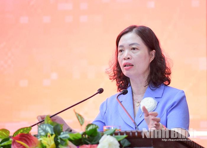 Đồng chí Phạm Thị Phương Hạnh, Tỉnh ủy viên, Giám đốc Sở Y tế giải tình các ý kiến của đại biểu.