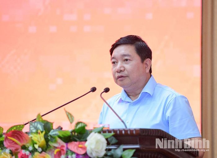 Đồng chí Nguyễn Tiến Dũng, Tỉnh ủy viên, Giám đốc Sở Giáo dục và Đào tạo giải trình các ý kiến của đại biểu.