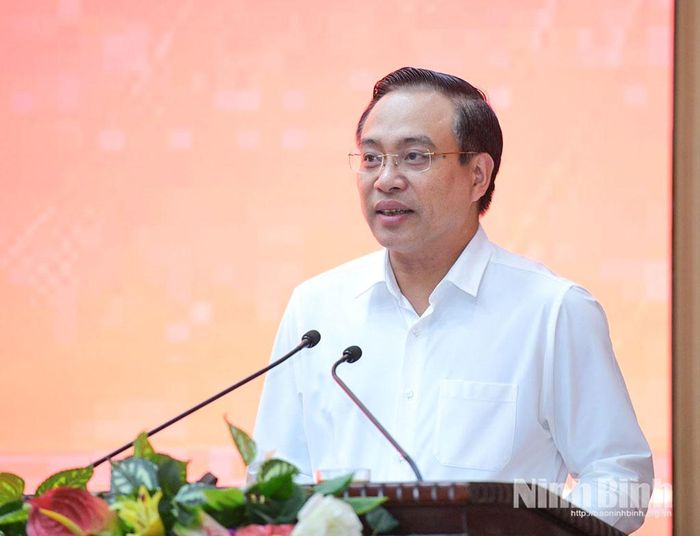 Đồng chí Đặng Thanh Sơn, Ủy viên Ban Thường vụ Tỉnh ủy, Phó Chủ tịch UBND tỉnh phát biểu tại phiên họp.
