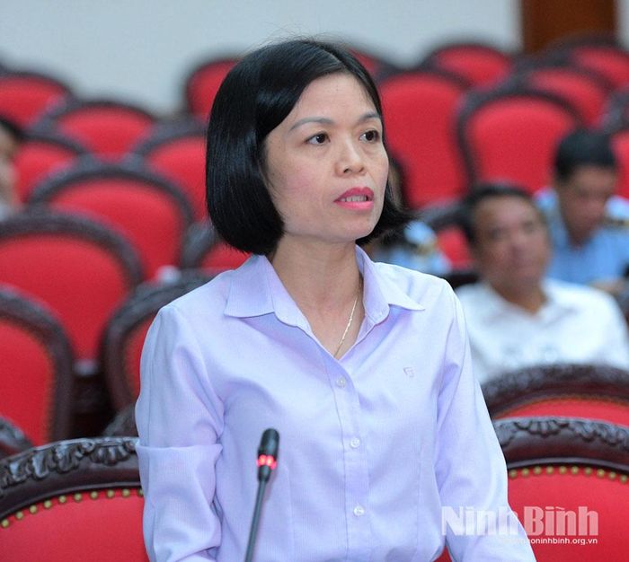 Đồng chí Trần Thị Thùy Dương, Phó Trưởng Ban Văn hóa - Xã hội HĐND tỉnh đặt câu về lĩnh vực giáo dục và đào tạo.