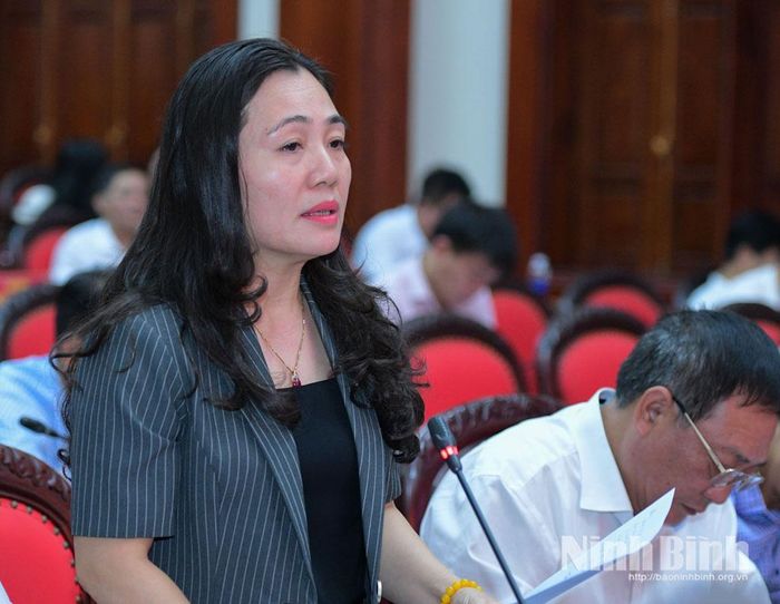 Đồng chí Lê Thu Hà, Phó Trưởng Ban Văn hóa - Xã hội HĐND tỉnh đặt câu hỏi lĩnh vực y tế.