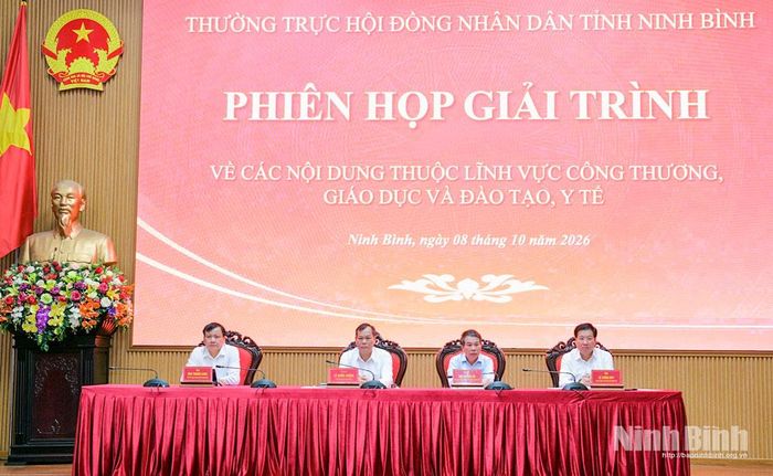 Đồng chí Lê Quốc Chỉnh, Phó Bí thư Tỉnh ủy, Chủ tịch HĐND tỉnh và các đồng chí Thường trực HĐND tỉnh chủ trì hội nghị.