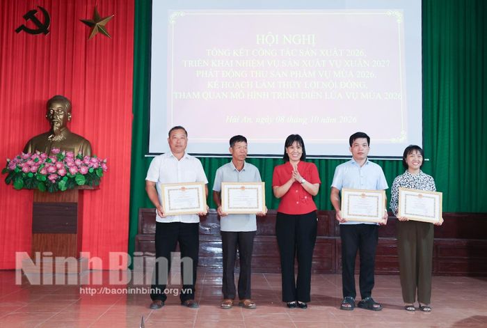 Lãnh đạo xã Hải An tặng Giấy khen cho các tập thể, cá nhân xuất sắc trong thực hiện sản xuất nông nghiệp vụ Xuân năm 2026 trên địa bàn xã.