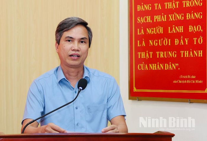 Đồng chí Phạm Văn Hà, Phó Trưởng Ban Tuyên giáo Tỉnh ủy báo cáo đề dẫn Hội thảo.