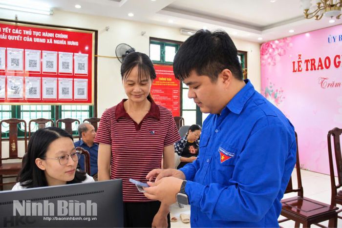 Tổ Công nghệ số cộng đồng xã Nghĩa Hưng hướng dẫn người dân cài đặt ứng dụng NinhBinh-S.