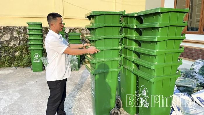 Thùng rác được bố trí tại các thôn, xóm, góp phần gìn giữ cảnh quan nông thôn xã Vân Sơn xanh - sạch - đẹp.