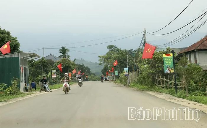 Tuyến đường liên xã được cứng hóa, mở rộng tạo điều kiện cho người dân xã Mường Bi phát triển thương mại, tiêu thụ nông sản và thụ hưởng các dịch vụ thiết yếu.