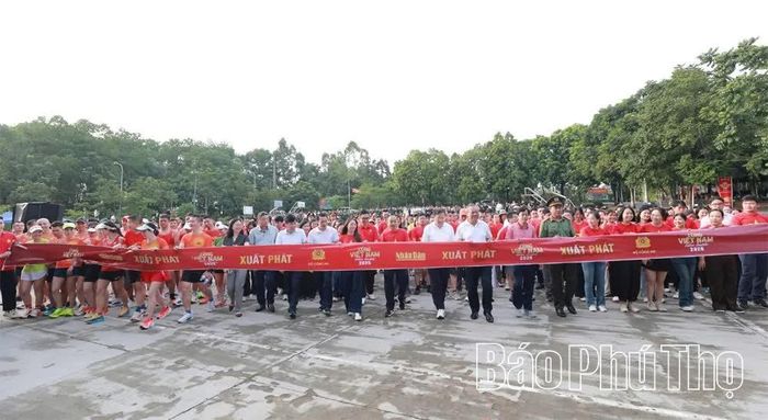 Các đại biểu và đông đảo người dân tham gia Chương trình đi bộ “Cùng Việt Nam tiến bước” năm 2026.