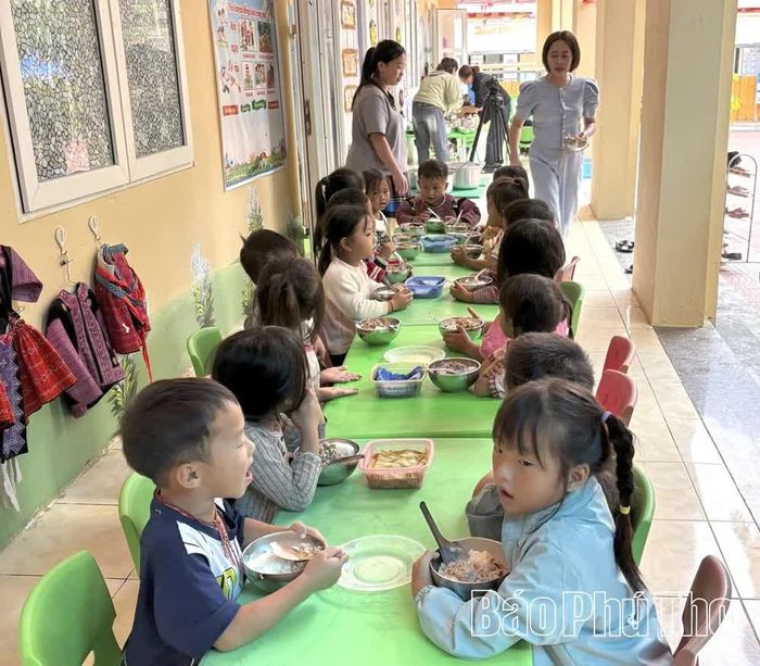Mặc dù còn nhiều khó khăn nhưng Trường Mầm non Pà Cò vẫn nỗ lực nâng cao chất lượng công tác chăm sóc, nuôi dạy trẻ.