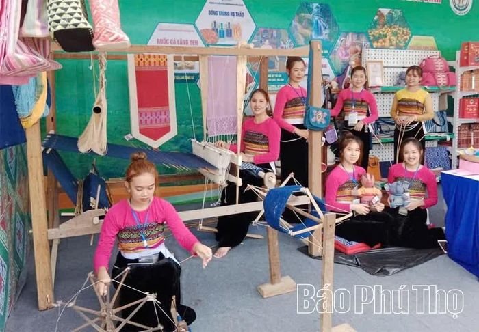 Giữ nghề dệt thổ cẩm góp phần tạo sinh kế và bảo tồn nét đẹp văn hóa truyền thống của đồng bào Thái.