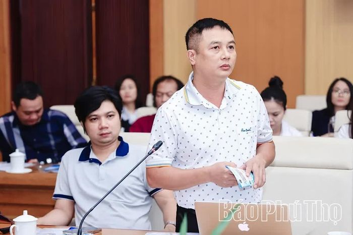 Phóng viên Báo Tiền Phong phát biểu ý kiến về việc triển khai các dự án trên địa bàn tỉnh.