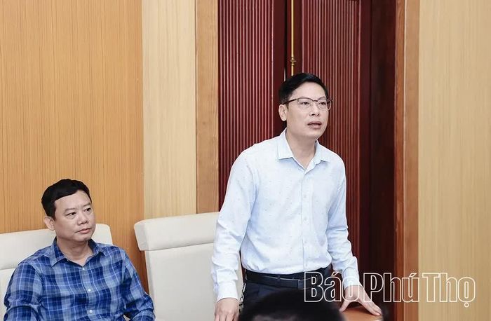 Phóng viên Báo Giáo dục và Thời đại phát biểu tại hội nghị.