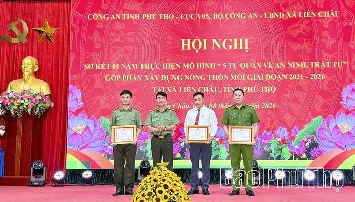 Các tập thể, cá nhân có thành tích xuất sắc trong thực hiện mô hình "5 tự quản về an ninh, trật tự" được khen thưởng.