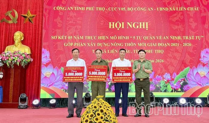 Các cá nhân xuất sắc tham gia mô hình "5 tự quản về an ninh, trật tự" tại xã Liên Châu được Bộ Công an tặng quà, biểu dương.