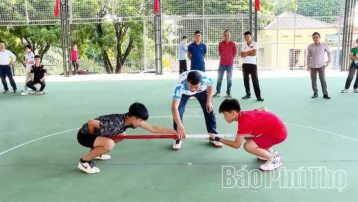 Các vận động viên thi đấu môn Đẩy gậy.