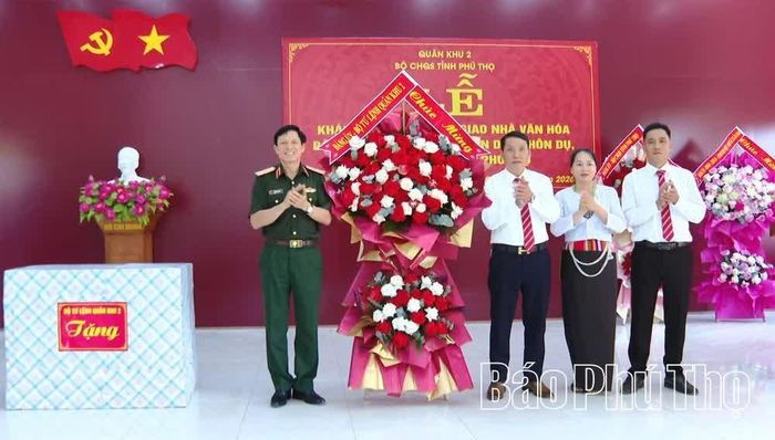 Thiếu tướng Nguyễn Hồng Thái - Phó Chính ủy Quân khu 2 tặng hoa và quà chúc mừng thôn Dụ, xã Xuân Đài.