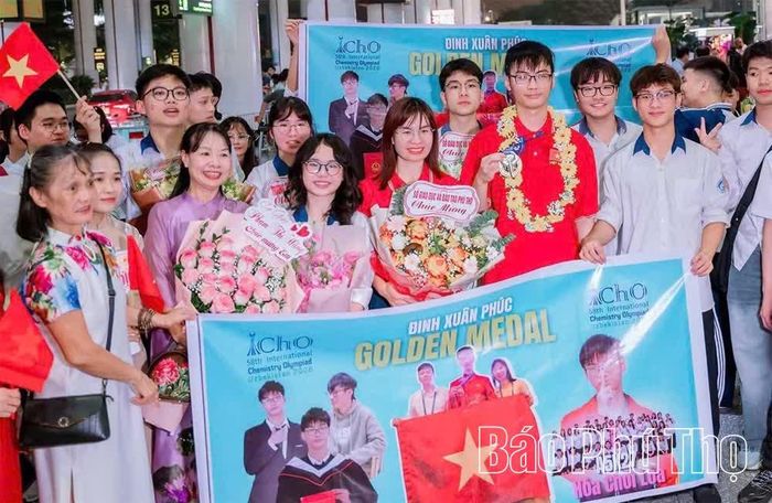 Niềm vui của gia đình, thầy cô và bạn bè khi đón Đinh Xuân Phúc trở về từ Uzbekistan với tấm Huy chương Vàng Olympic Hóa học quốc tế.