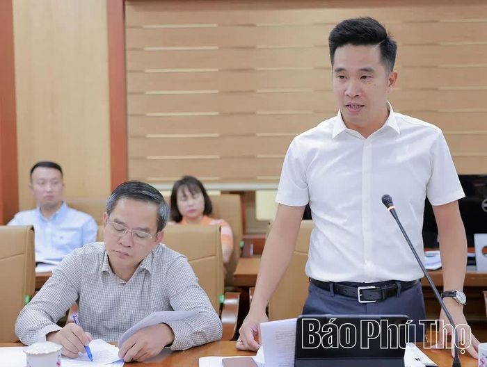 Thành viên Ban Kinh tế - Ngân sách, HĐND tỉnh phát biểu thảo luận tại hội nghị.