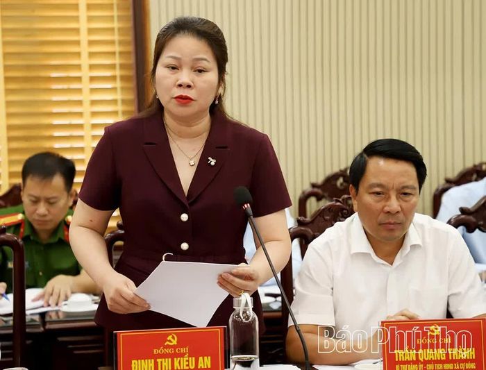 Đại diện lãnh đạo các xã báo cáo tại buổi làm việc.