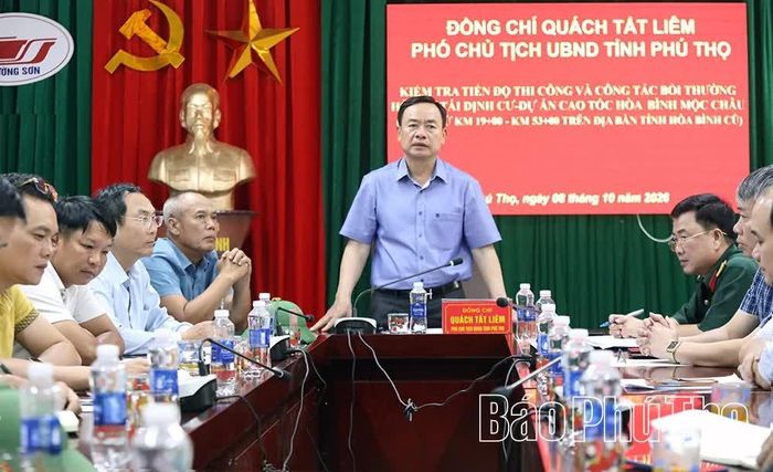 Phó Chủ tịch UBND tỉnh Quách Tất Liêm phát biểu kết luận buổi làm việc với các đơn vị và nhà thầu thi công dự án.