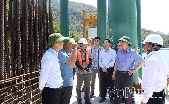 Phó Chủ tịch UBND tỉnh Quách Tất Liêm nghe báo cáo tiến độ triển khai công trình cầu Hòa Sơn.