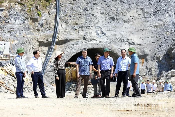 Đoàn công tác kiểm tra các hạng mục hầm xuyên núi.