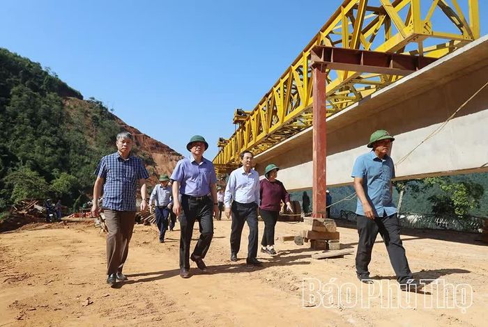 Phó Chủ tịch UBND tỉnh Quách Tất Liêm cùng đoàn công tác kiểm tra tiến độ triển khai dự án tại địa bàn xã Cao Sơn.