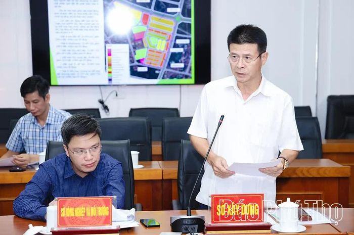 Lãnh đạo Sở Xây dựng phát biểu tại hội nghị.