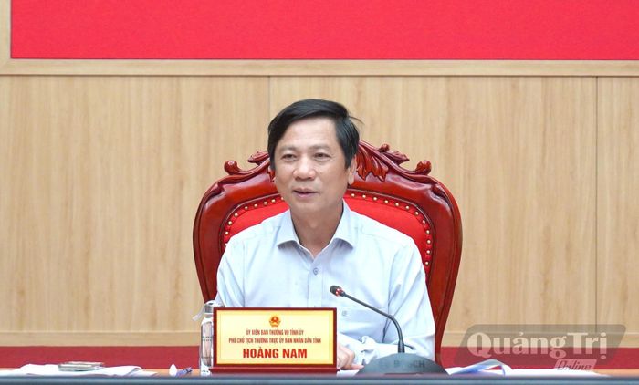Đồng chí Hoàng Nam, Phó Chủ tịch Thường trực UBND tỉnh yêu cầu các đơn vị bám sát kịch bản tăng trưởng, xây dựng giải pháp triển khai theo từng tuần, từng tháng và lượng hóa các sản phẩm - Ảnh: C.H