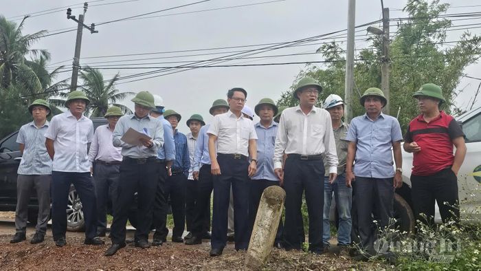Đồng chí Phan Phong Phú, Phó Chủ tịch UBND tỉnh kiểm tra thực tế tiến độ công trình - Ảnh: Phan Khiêm