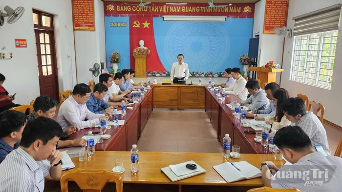 Đồng chí Phan Phong Phú, Phó Chủ tịch UBND tỉnh làm việc với các sở, ban, ngành, địa phương và đơn vị thi công tại xã Sen Ngư - Ảnh: Phan Khiêm