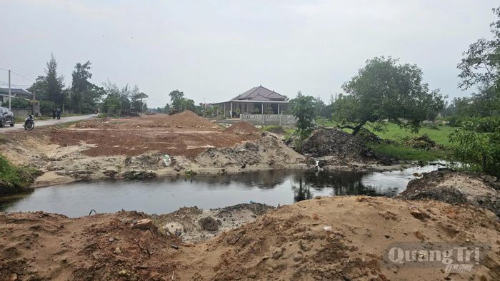 Công trình thi công gián đoạn do vướng mắc giải phóng mặt bằng - Ảnh: Phan Khiêm