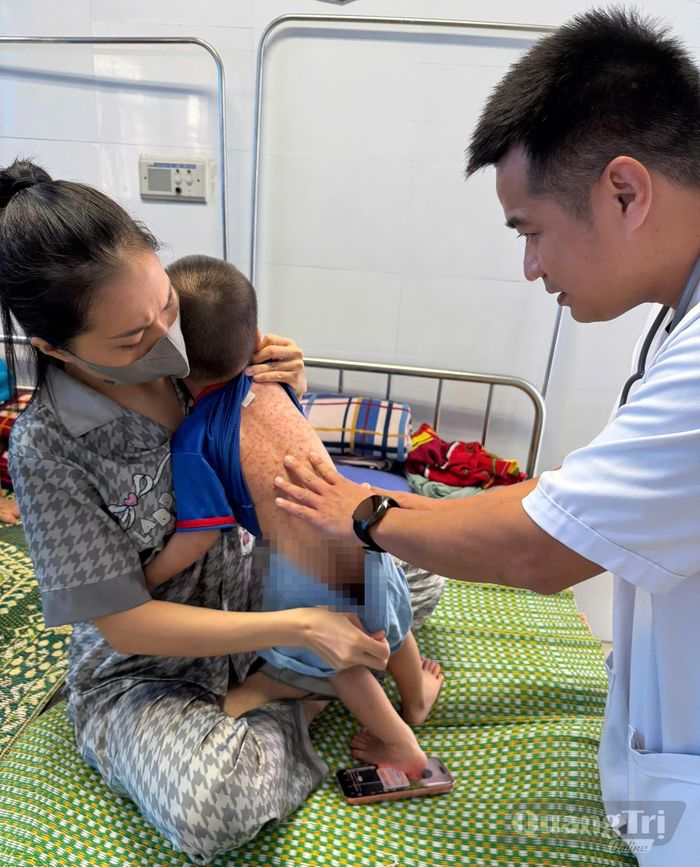 Tại Khoa Nhi, Bệnh viện đa khoa Bắc Quảng Trị, nhiều bệnh nhi nhập viện vì bị tay chân miệng, sốt xuất huyết - Ảnh: H.L