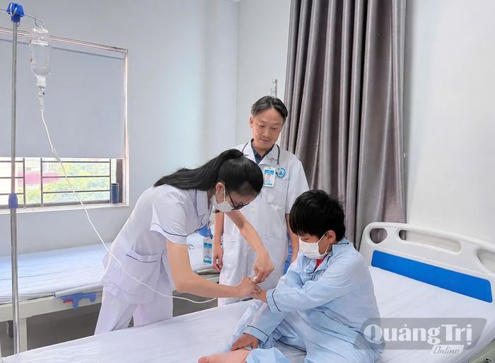 Bệnh nhân bị cúm A đang được chăm sóc, điều trị tại Bệnh viện Hữu nghị Quảng Bình - Ảnh: B.N