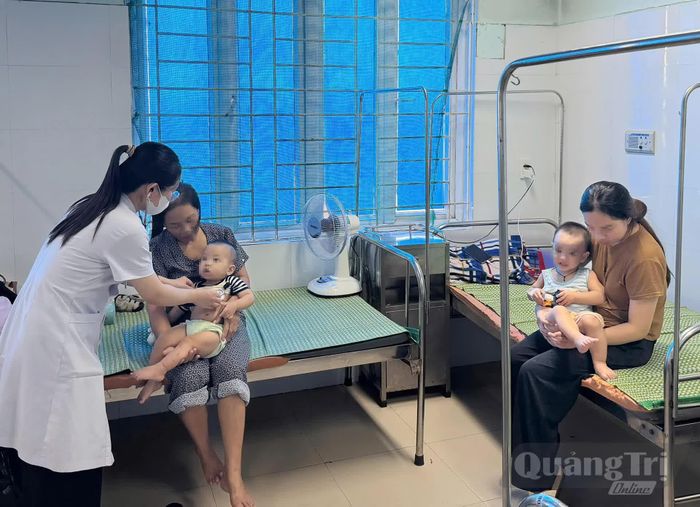 Tại khoa Nhi, Bệnh viện đa khoa Bắc Quảng Trị, nhiều bệnh nhân nhập viện vì bị tay chân miệng, sốt xuất huyết - Ảnh: H.L