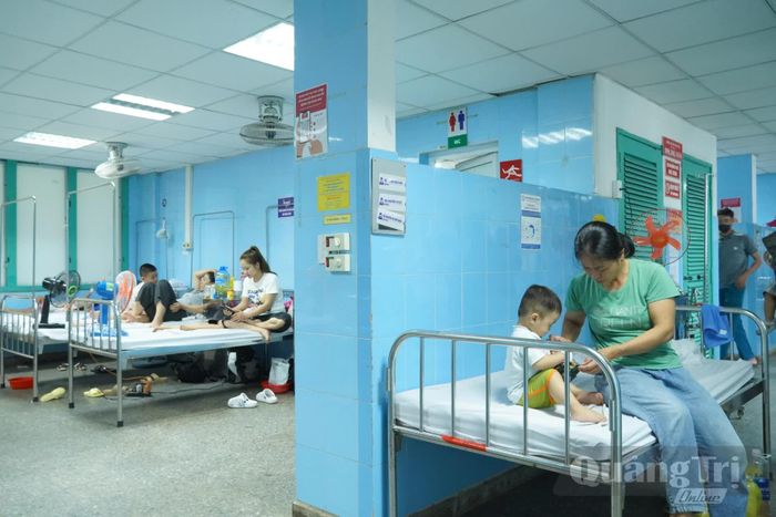 Phòng bệnh không còn đủ không gian, buộc phải kê thêm giường bệnh ở hành lang - Ảnh: H.L