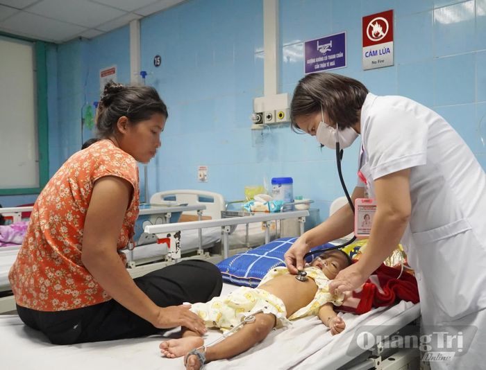 Bệnh nhân tăng nhanh trong thời gian ngắn, tạo áp lực trong công tác chăm sóc, điều trị tại các cơ sở khám, chữa bệnh - Ảnh: H.L