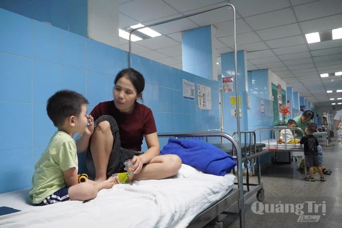 Phòng bệnh không còn đủ không gian, buộc phải kê thêm giường bệnh ở hành lang - Ảnh: H.L