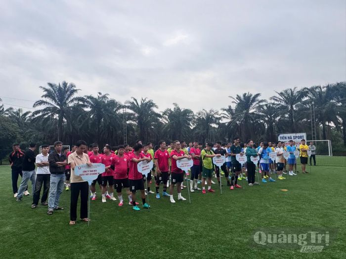 Giải đấu quy tụ 9 đội bóng đến từ 10 đơn vị thuộc Khối thi đua Doanh nghiệp I Nam Quảng Trị - Ảnh: L.O