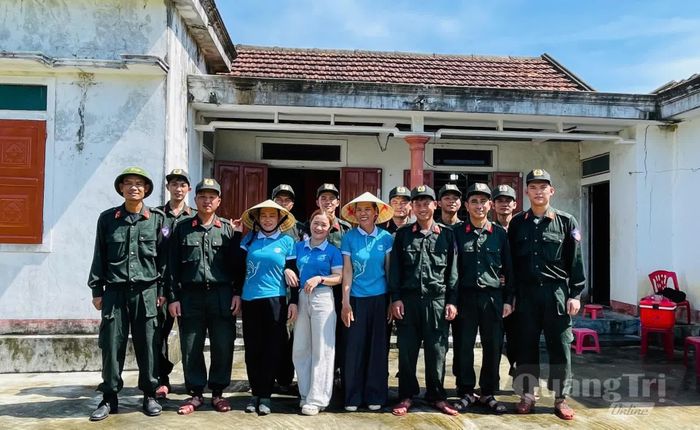 Cùng chị em phụ nữ xã Phú Trạch chụp ảnh lưu niệm - Ảnh: P.P
