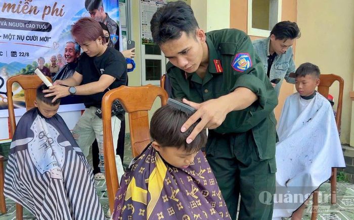 Các chiến sĩ Cảnh sát cơ động cắt tóc cho trẻ em trên địa bàn - Ảnh: P.P