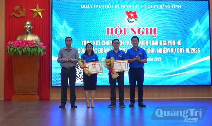 Đại diện lãnh đạo Tỉnh đoàn tặng bằng khen cho 1 tập thể và 1 cá nhân vì có thành tích xuất sắc trong chiến dịch Thanh niên tình nguyện hè năm 2026 - Ảnh: H.T
