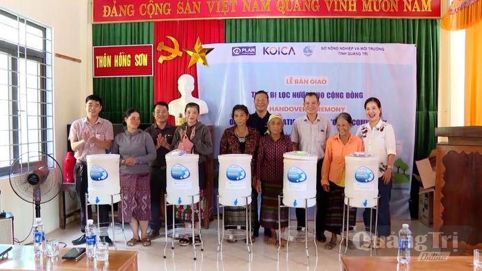 Tổ chức Plan International, KOICA bàn giao thiết bị lọc nước cho người dân - Ảnh: Phan Khiêm