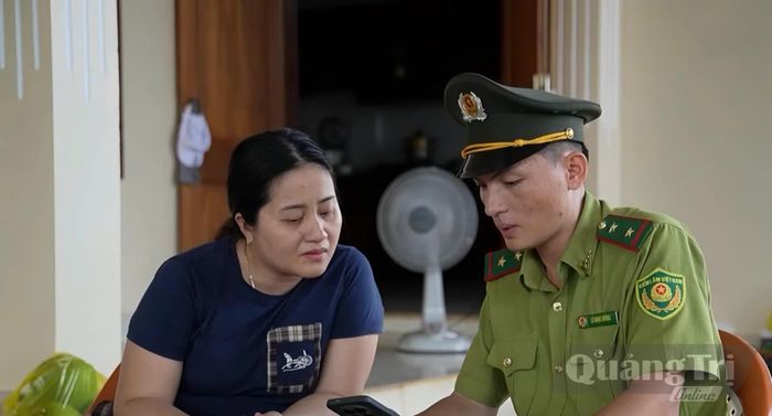 Cán bộ Hạt Kiểm lâm Lệ Thủy tuyên truyền, phổ biến các quy định về bảo vệ động vật hoang dã cho người dân - Ảnh: M.H