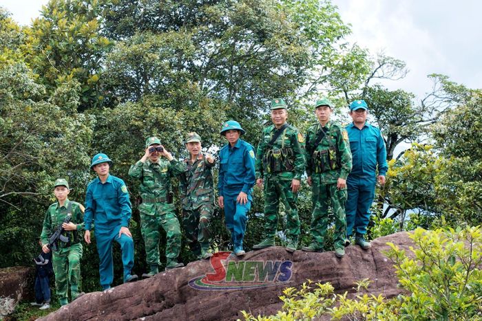 Cán bộ Đồn Biên phòng Chiềng Sơn phối hợp với lực lượng dân quân tuần tra biên giới.