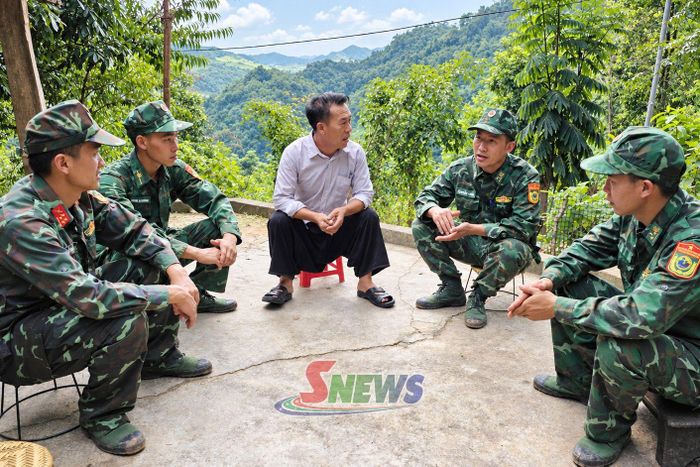 Cán bộ Đồn Biên phòng Chiềng Sơn tuyên truyền nhân dân chấp hành quy chế, quy định biên giới.