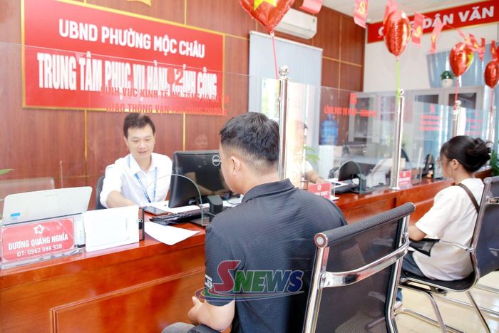 Trung tâm Phục vụ hành chính công phường Mộc Châu giải quyết thủ tục cho nhân dân.