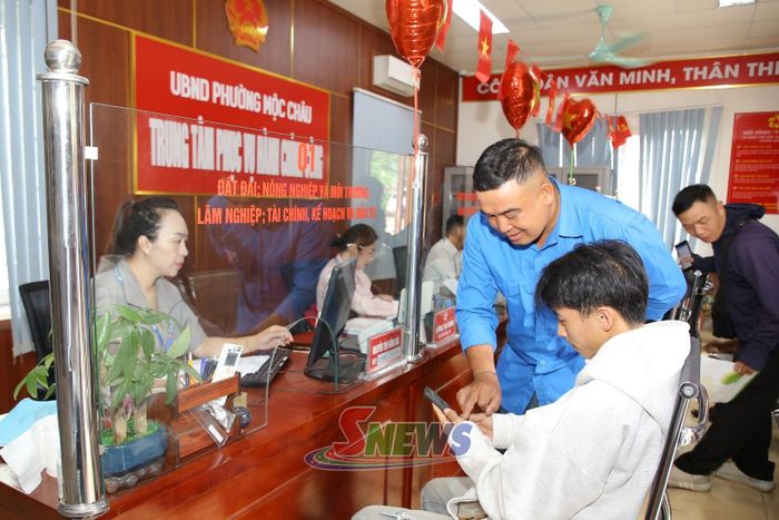 ĐVTN phường Mộc Châu hỗ trợ hướng dẫn người dân nộp hồ sơ trực tuyến.